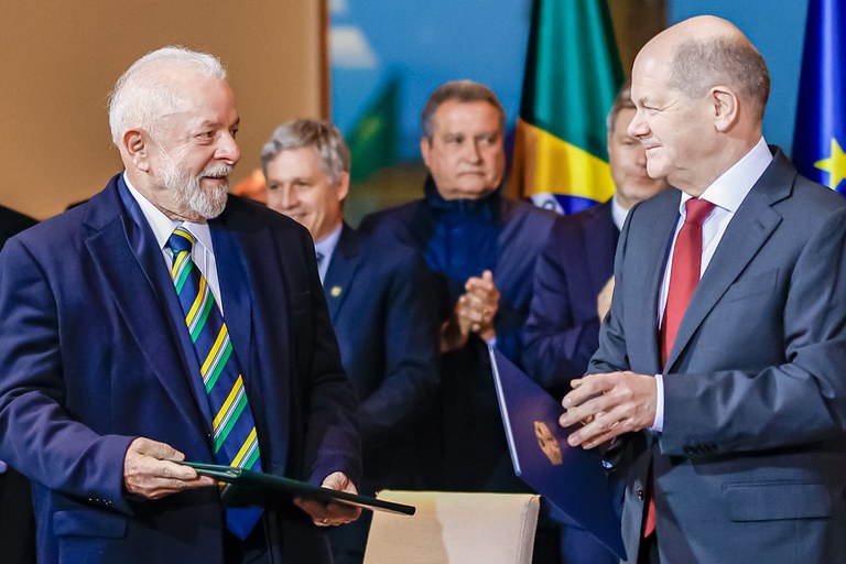 Luis Ignacio Lula de Silva (izquierda) junto al Bundeskanzler Olaf Scholz (derecha)