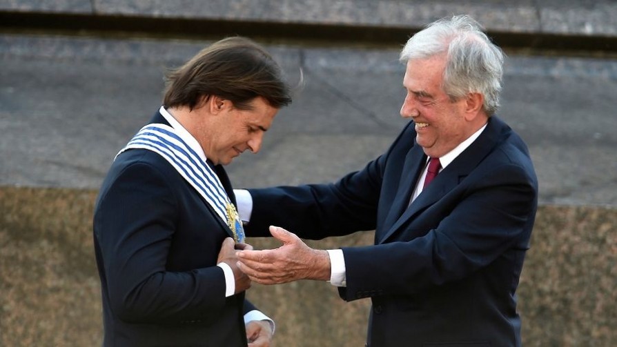 Luis Lacalle Pou recibiendo la Banda Presidencial de manos del Dr. Tabaré Vazquez, Presidente saliente. 