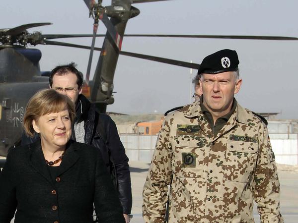 Erich Vad neben der damaligen deutschen Kanzlerin Angela Merkel in Afghanistan.