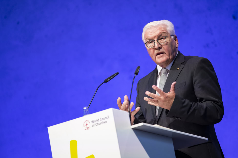 Bundespräsident Frank-Walter Steinmeier hält bei der 11 Vollversammlung der Ökumenischen Rates der Kirchen in Karlsruhe eine Ansprache. Quelle: Tom Weller. 